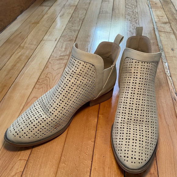 Cream/white suede ankle boots size 9/9.5 with 1 inch heel - Picture 8 of 10